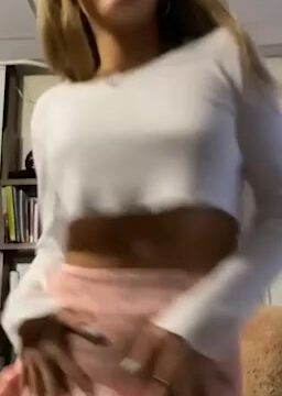 Breckie Hill upskirt pussy rubbing onlyfans leak