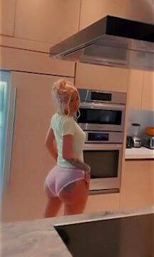 Iggy Azalea Shakes juicy ass in Kitchen